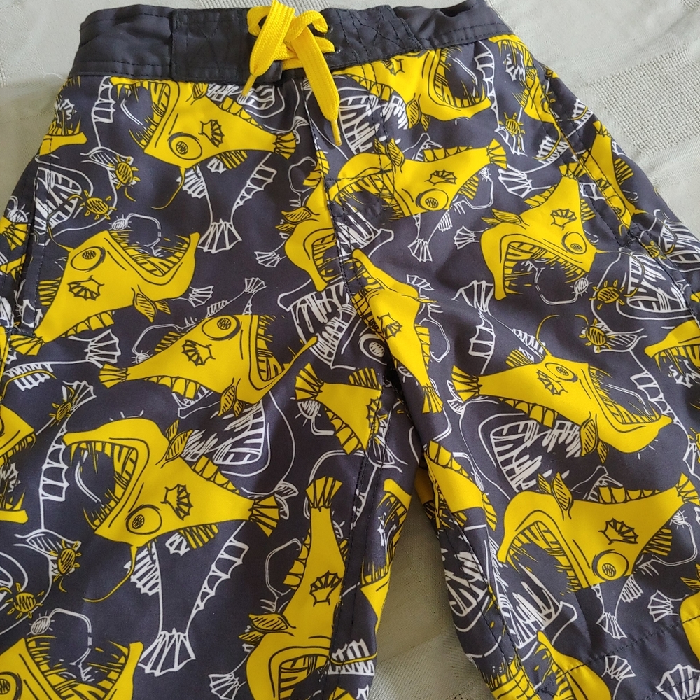 Wave Zone Boys Swim Trunks Size 6/7 grey and bright yellow.   Slash side pockets